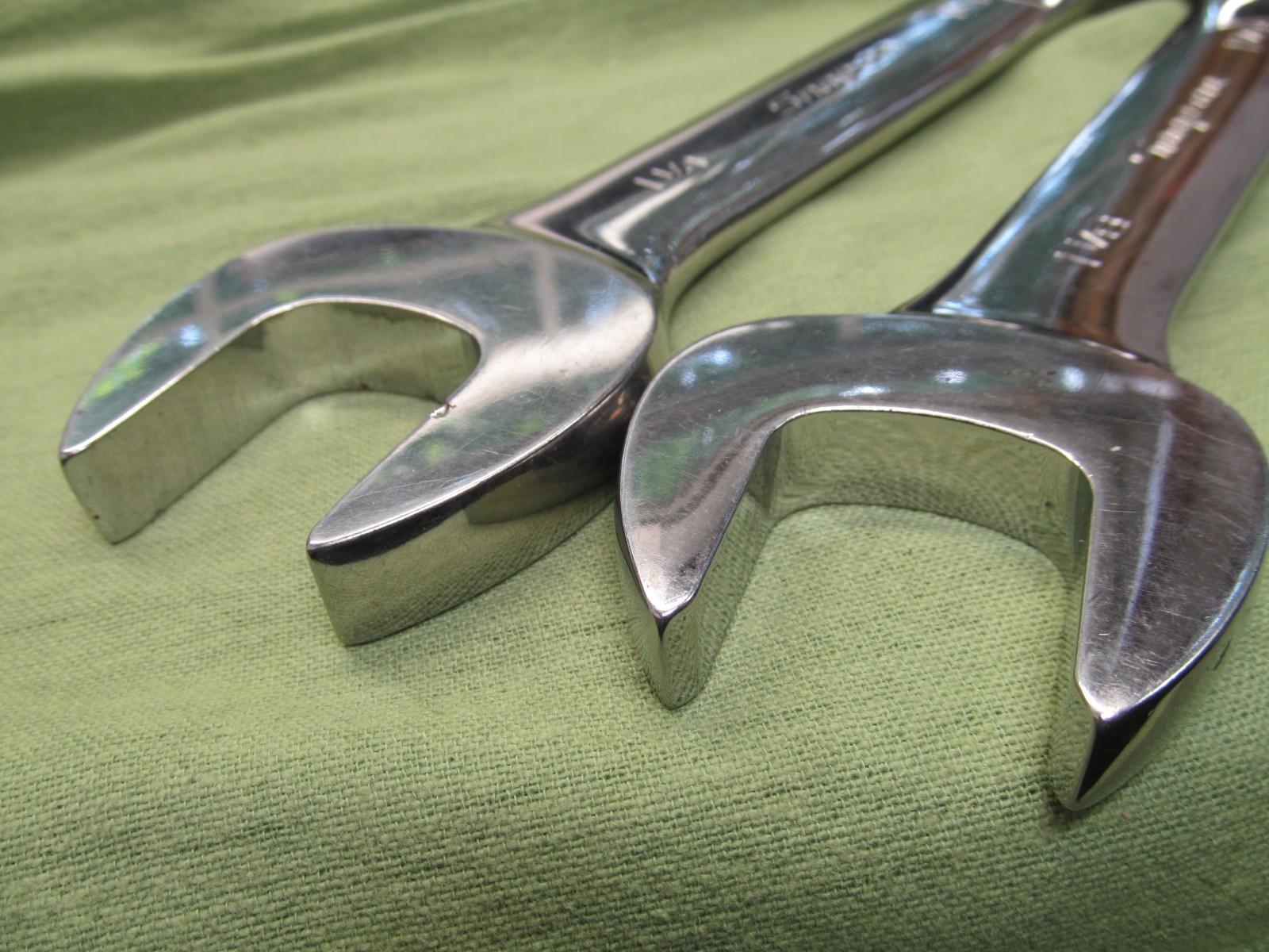 2 Large Snap-on Stubby Combination Wrenches – 1-1/8″ & 1-1/4″ – OEX360B & 400B
