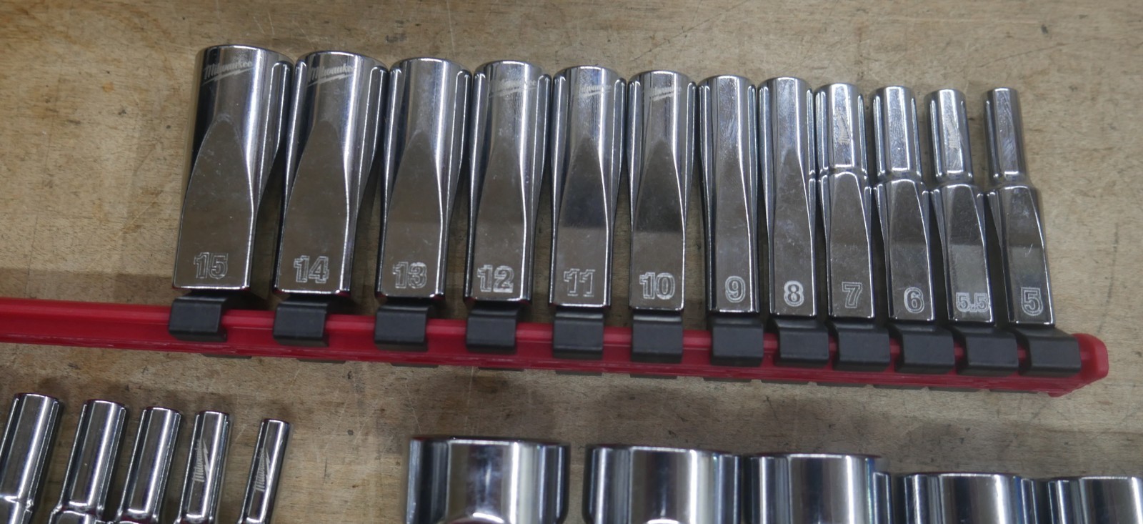 MILWAUKEE ASSORTED DEEP WELL & REGULAR SOCKETS METRIC & STANDARD 75 3/8, 1/4