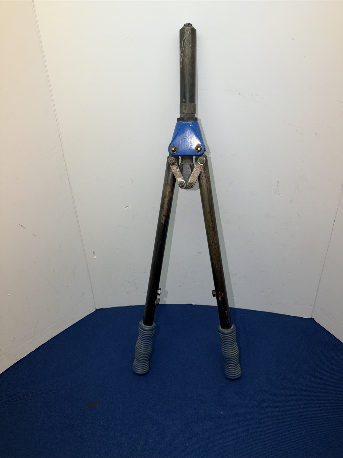 Vintage Tool Aid 19800 Heavy Duty 1/4″ Rivet Gun. Good Used Condition.