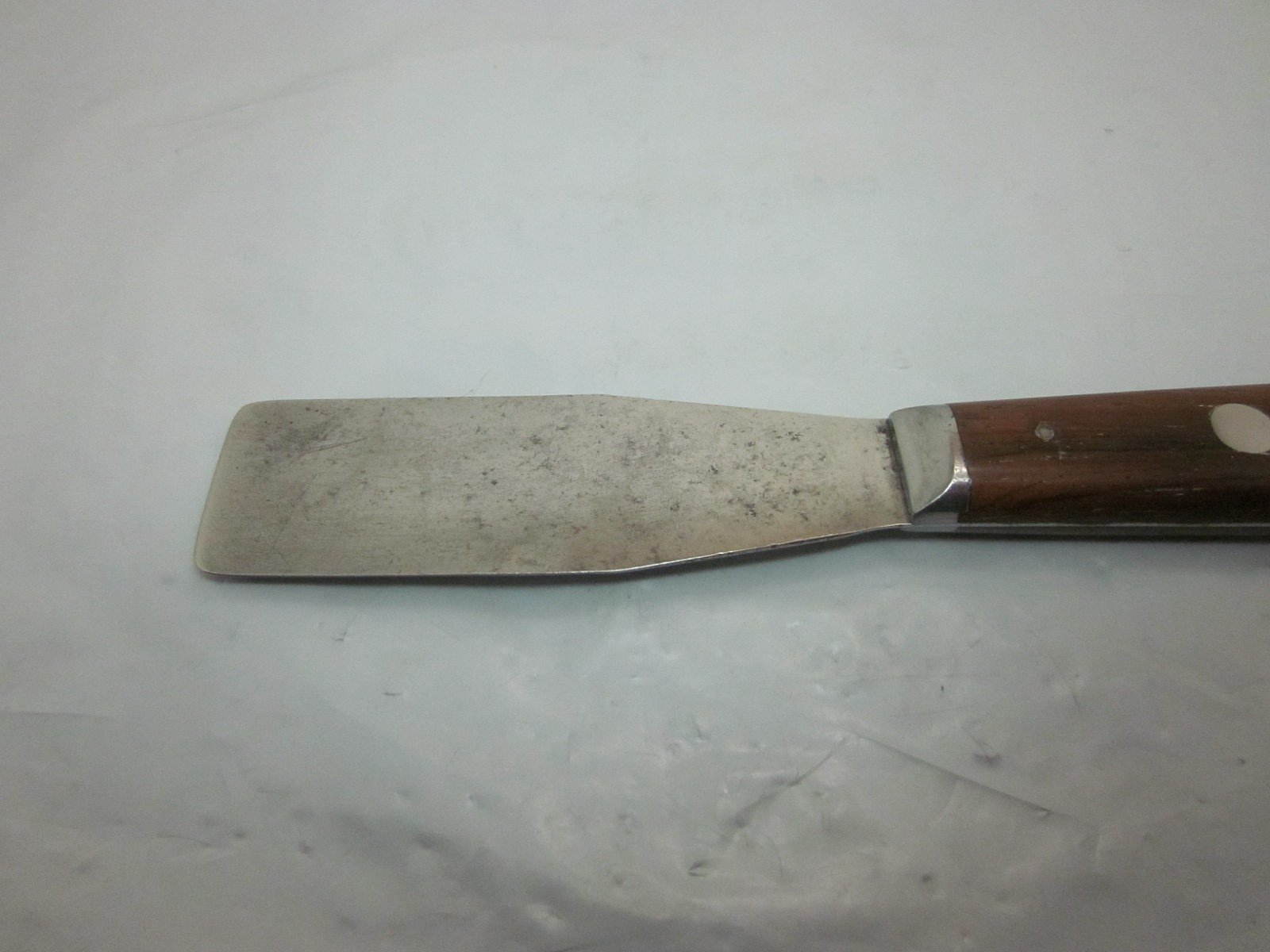 Red Devil 1&1/4″F Flexable Putty Knife Wood Handle 3 Pins USA 1940’s~1950’s Era