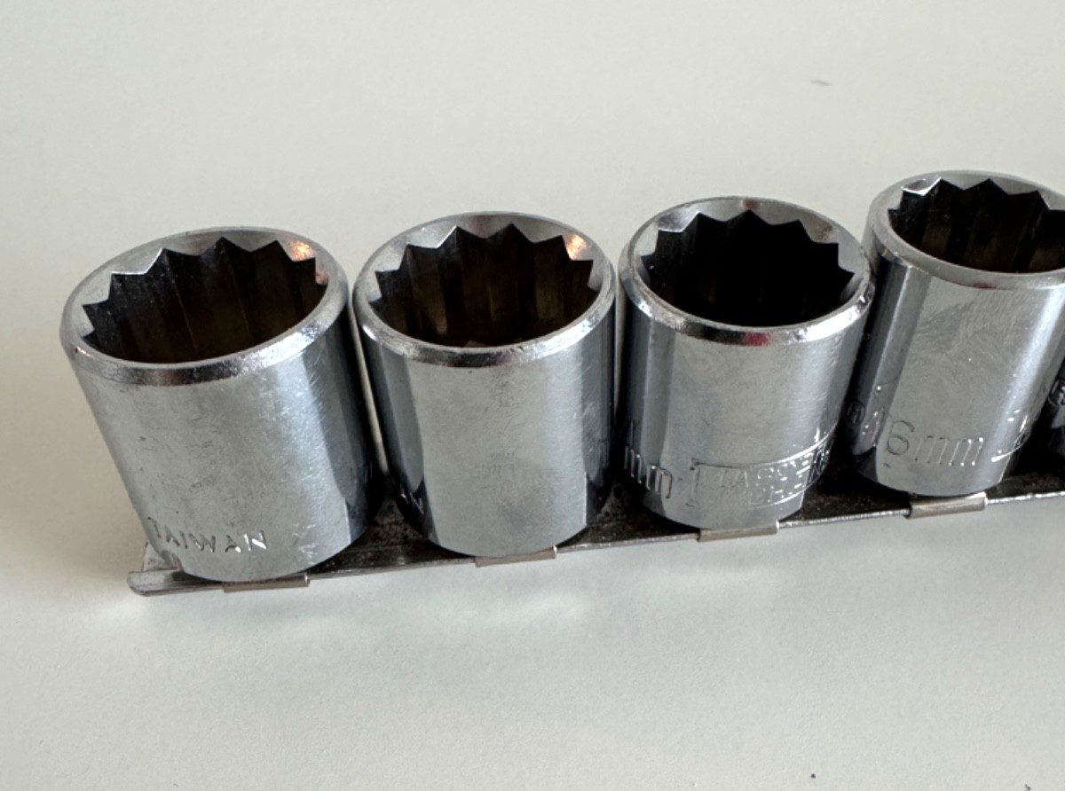 Master Mechanic 13 Piece Metric Socket Set 7-19MM Complete w/Holder 3/8″ 12 PT