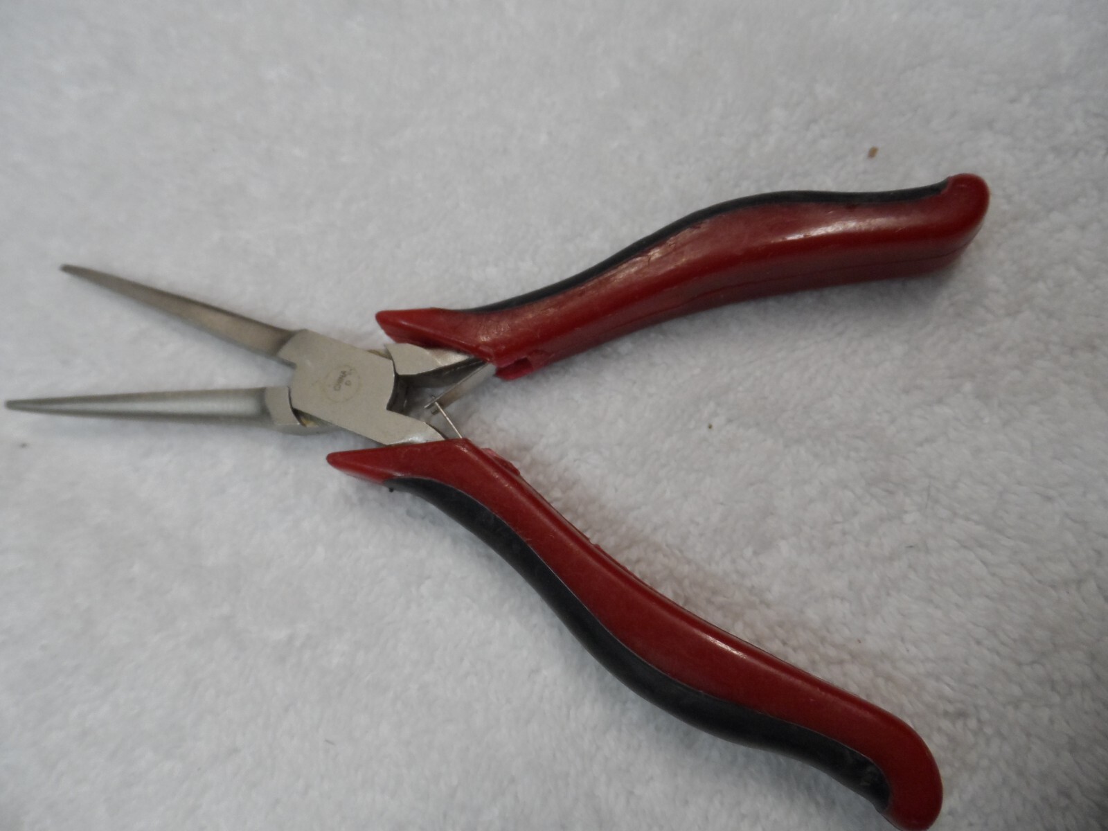 Craftsman Professional 5-1/2″ Needle Nose Precision Pliers PN 45661 (red/black)