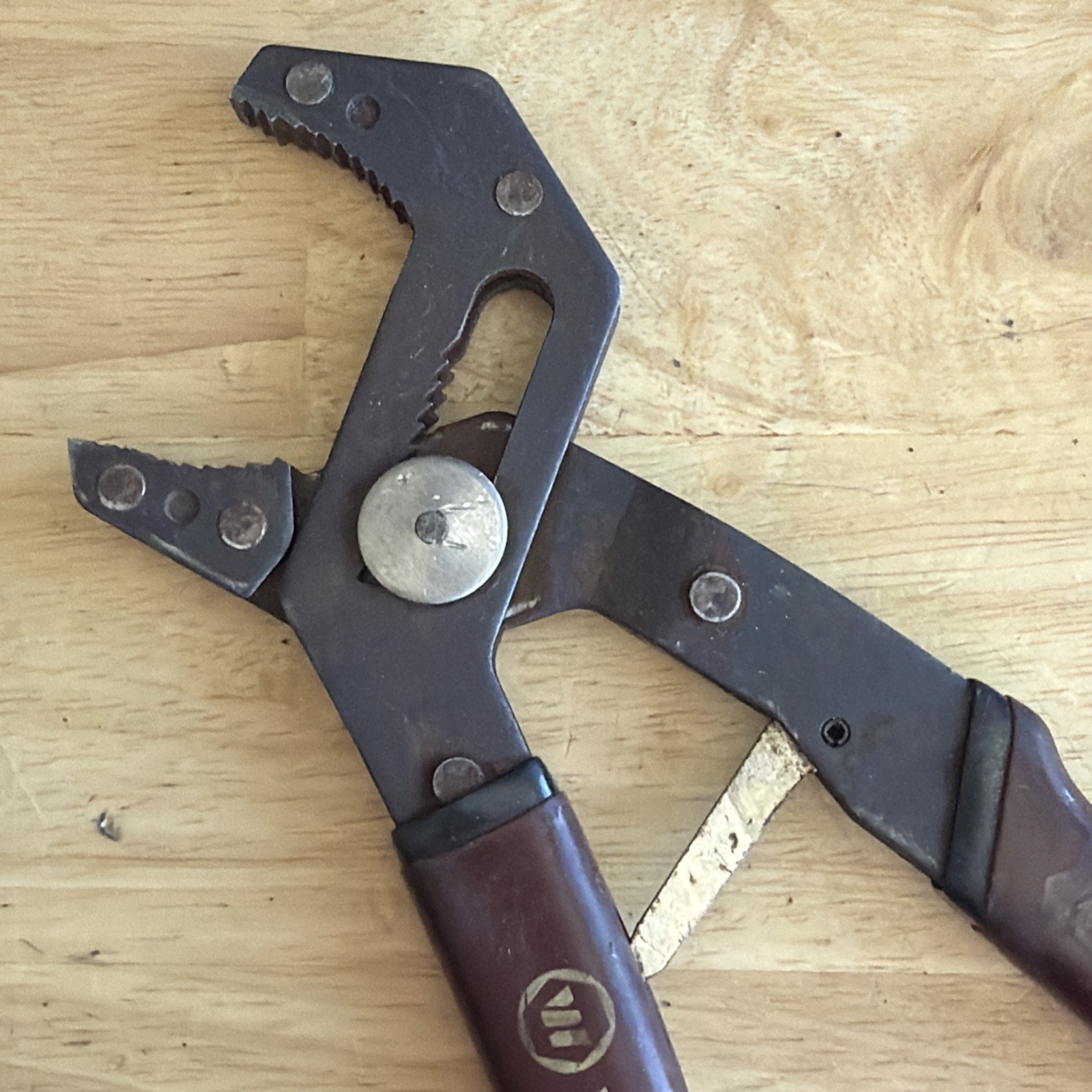Wright Tools 9″ Long Robogrip Self Adjusting Pliers Burgandy Handle Made in USA