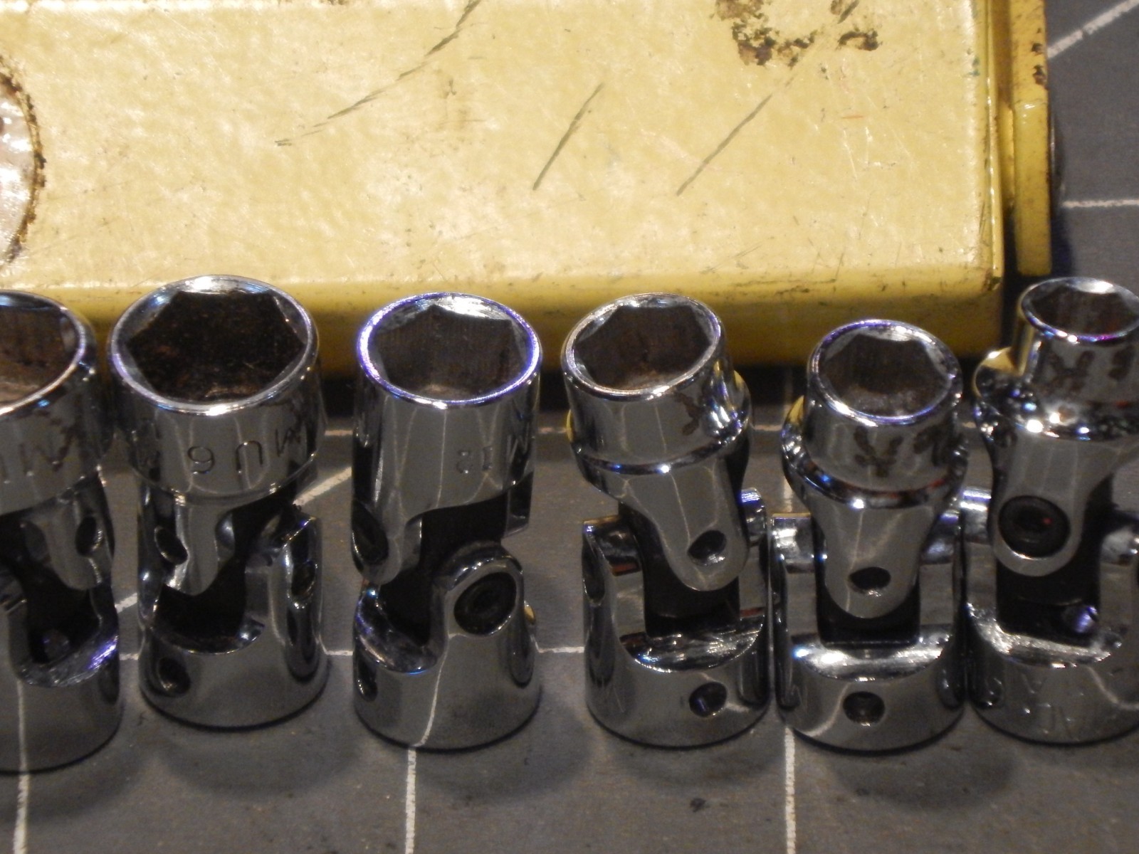 Mac 9Pc Metric 1/4 Drive Swivel Universal Socket Set 6MM 14MM 6Pt Metal Tray