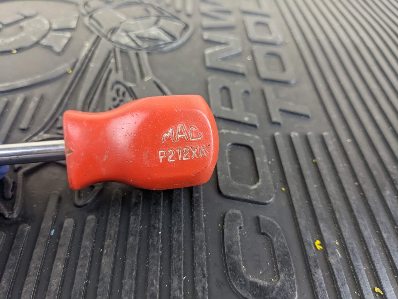#av310 MAC Tools USA Model P212XA #2 Philips Stubby Red Hard Handle Screwdriver