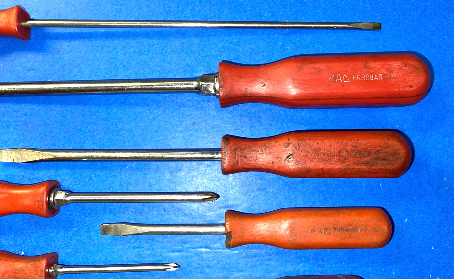MAC TOOLS VINTAGE 9 PIECE ASSORTED RED HARD HANDLE SCREWDRIVER SET
