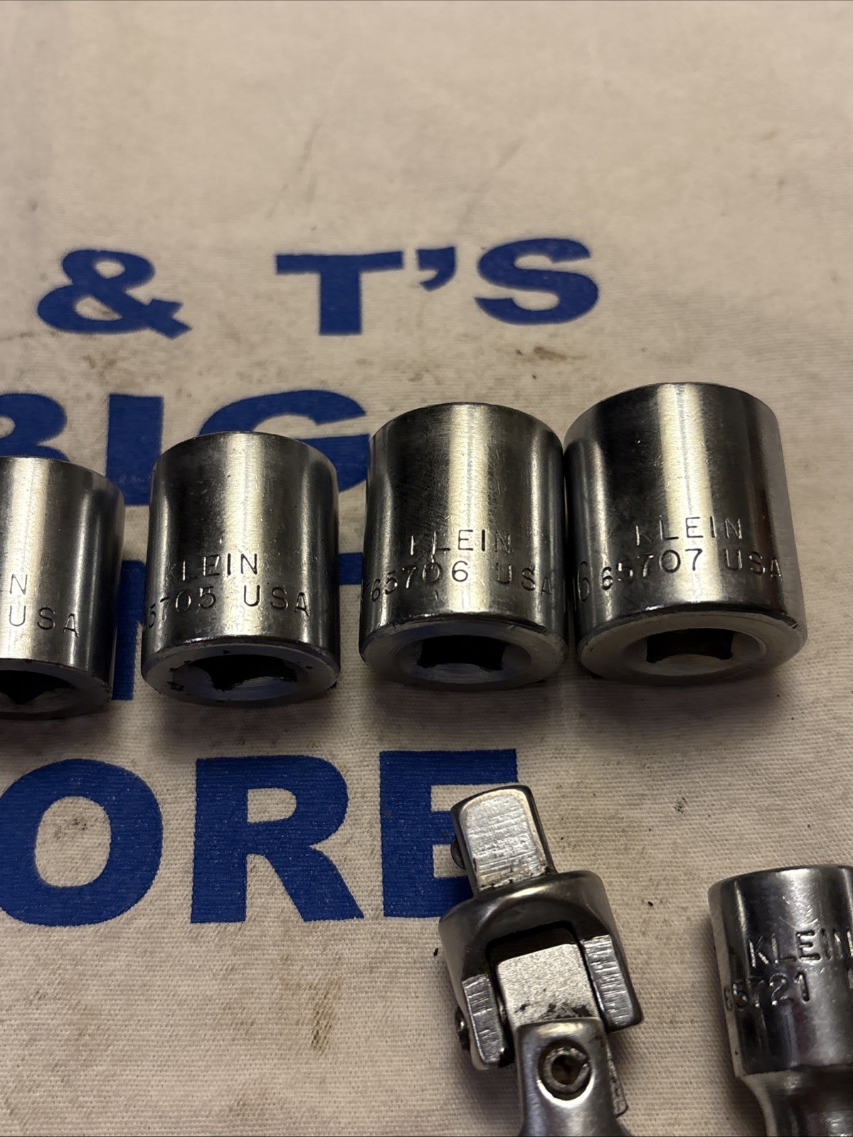 Klein Tools USA 3/8″ Drive 11pc Socket Set w/ Ratchet, Swivel, Metal Box
