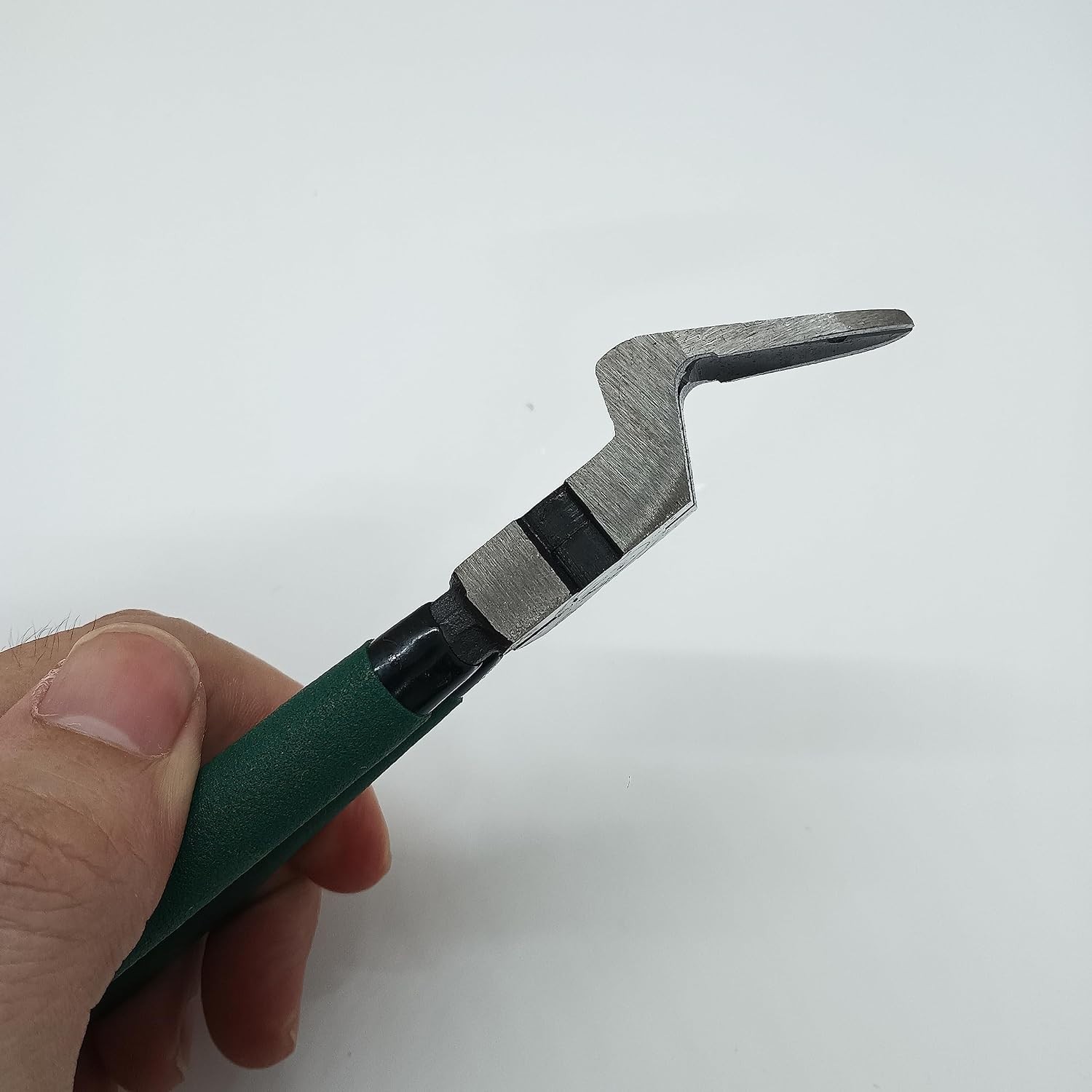 Multifunctional Carbon Steel Pliers for Car Fastener Removal – Ergonomic Design