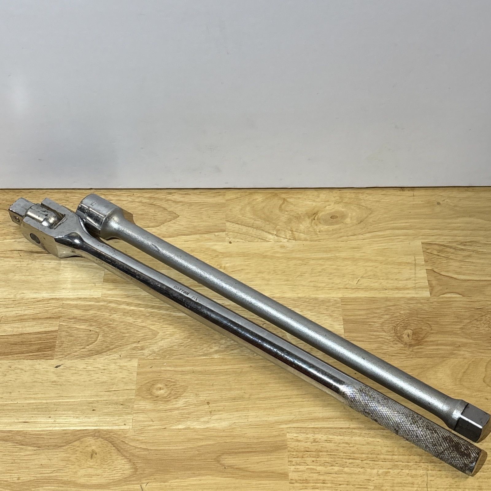 Dayton 19″ Breaker Bar 3/4″ Drive Knurled Handle W/16-3/8″ Socket Extension USA