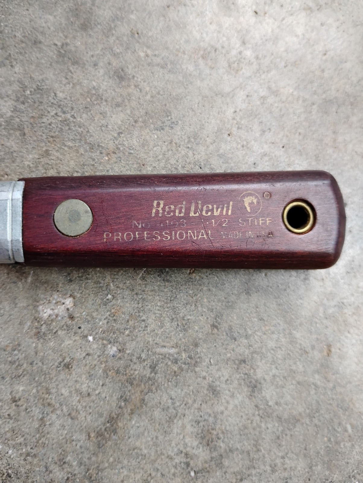 Red Devil 1-1/2″ Stiff Putty Knife Wood Handle Brass Pin USA