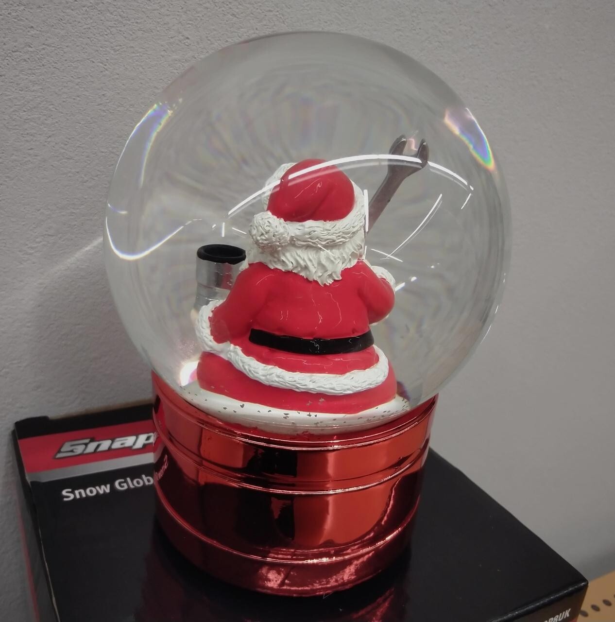snap on collectables musical snow globe here comes santa claus new and boxed JP