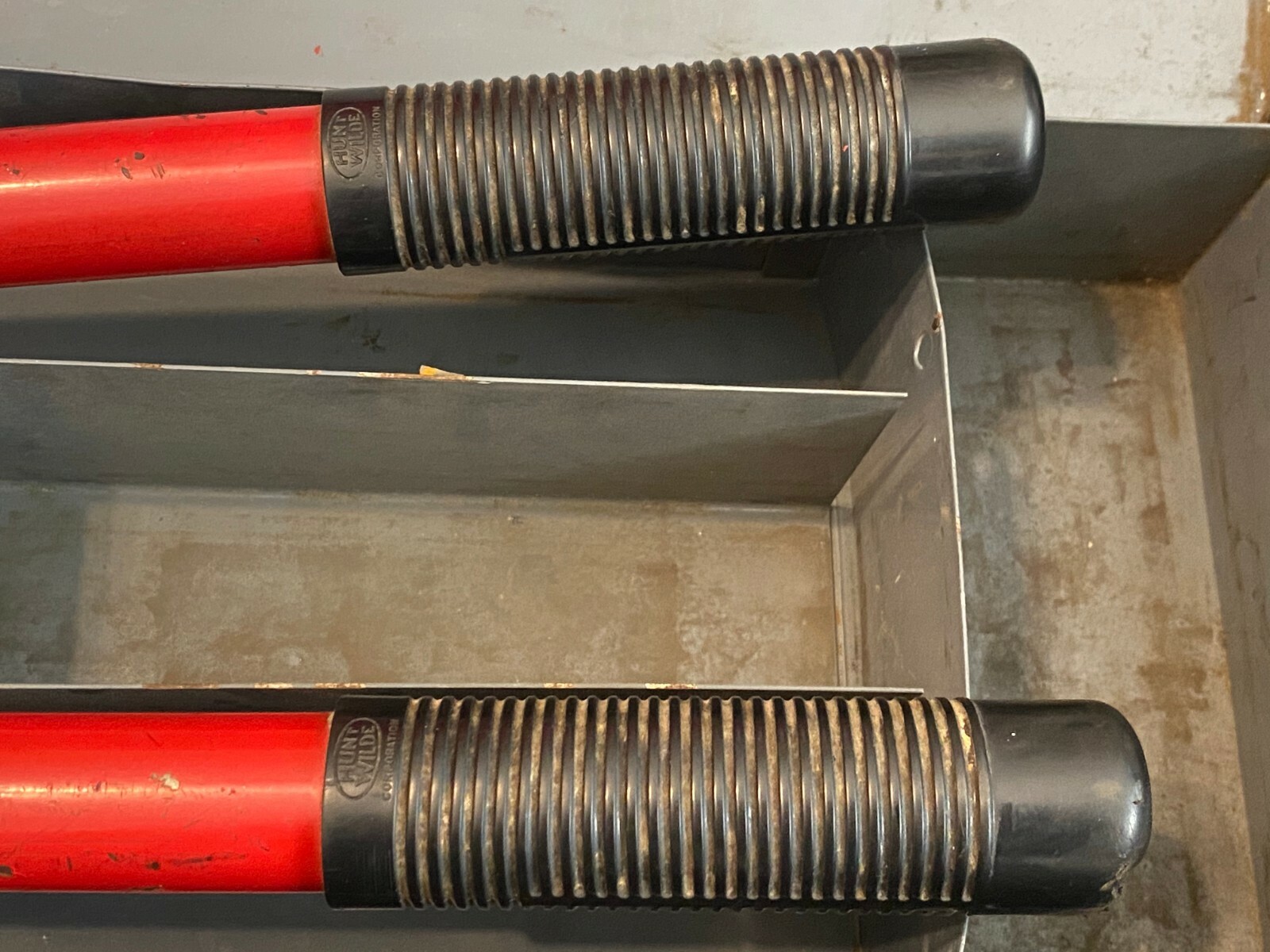 VELVAC INC ROTATING HEAD CRIMPERS RED WITH GRIP HANDLES AND METAL CARRYING CASE