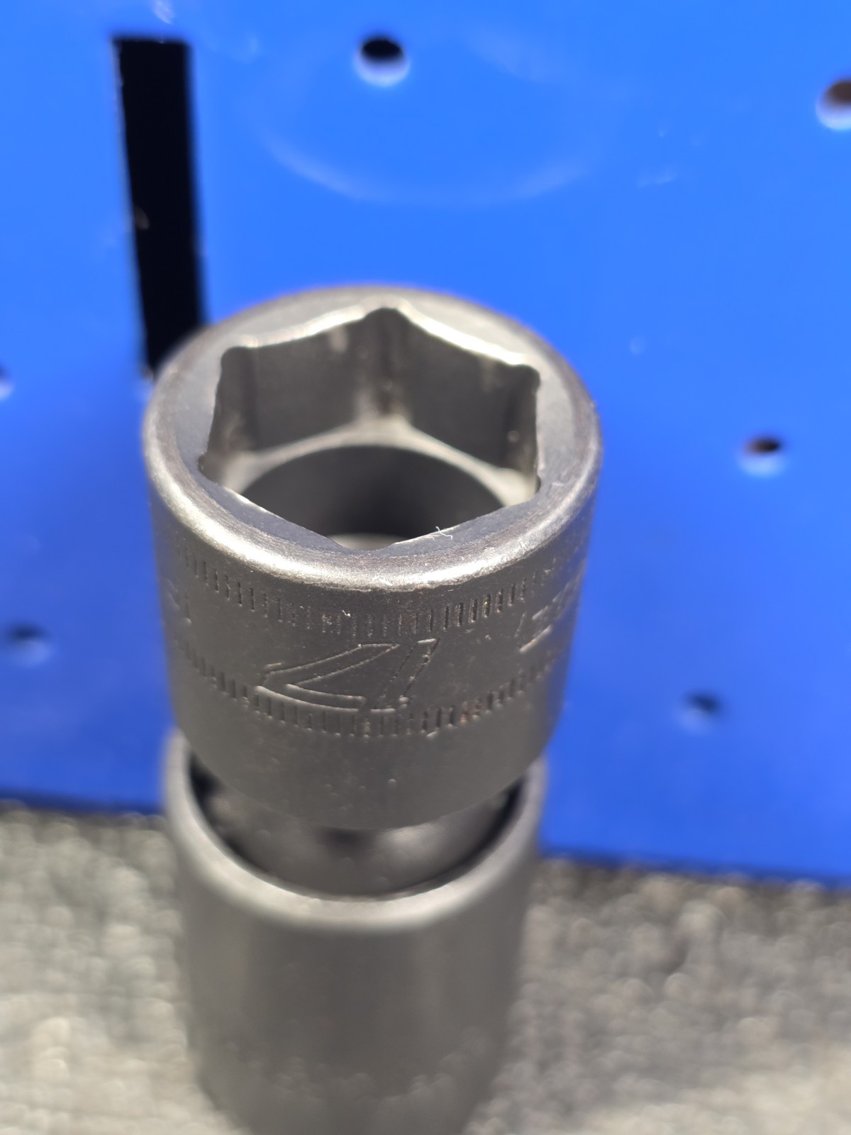 Snap-on Tools IPFM17C 17mm LIGHT USE 3/8″ Drive 6-Point Impact Swivel Socket