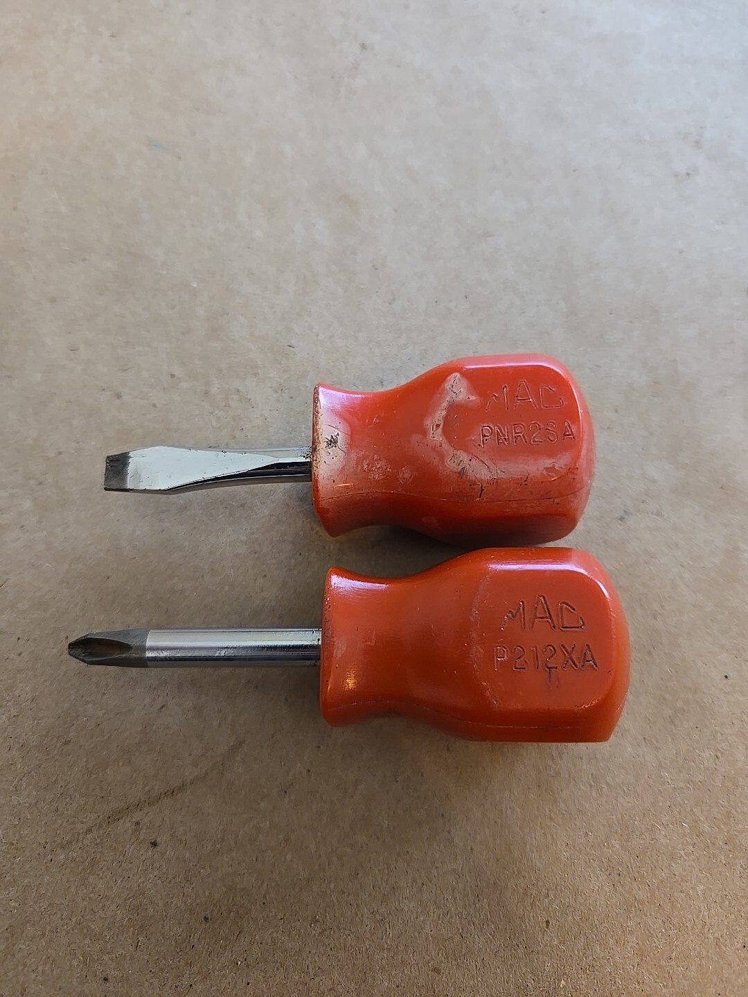 Mac Tools #2 Phillips 1/4″ Flat Tip Stubby Screwdrivers Red Handle P212XA PNR2SA