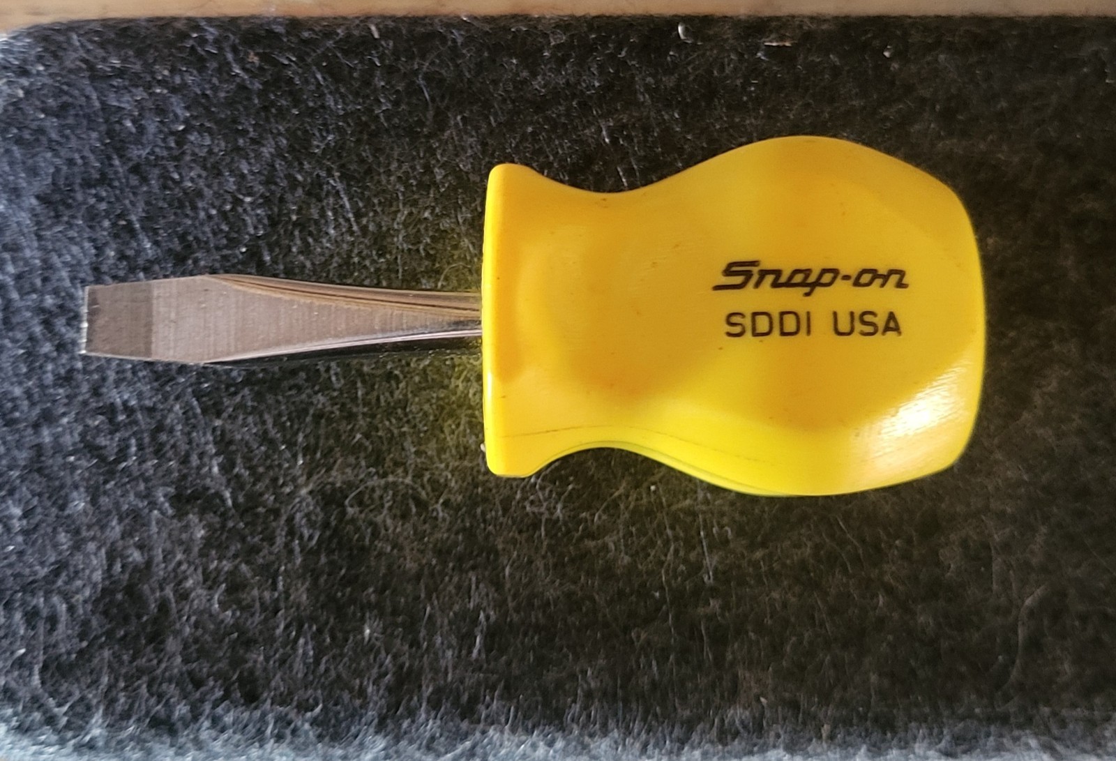 SNAP ON TOOLS – Flat Tip Stubby Screwdriver Yellow Hard Handle # SDD1 USA