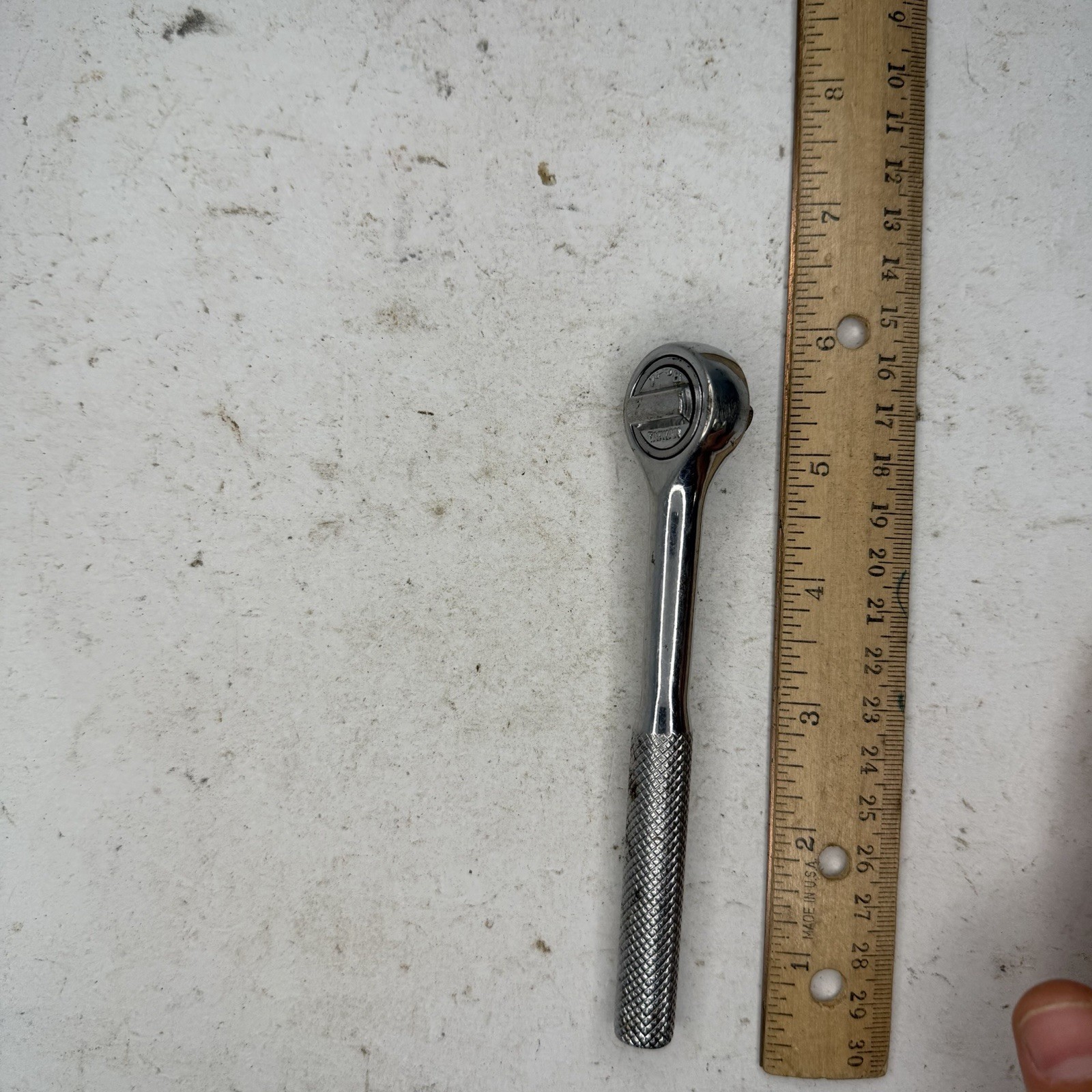 Unbranded 1/4″ Drive Ratchet Knurled Handle Taiwan Chrome – Rust