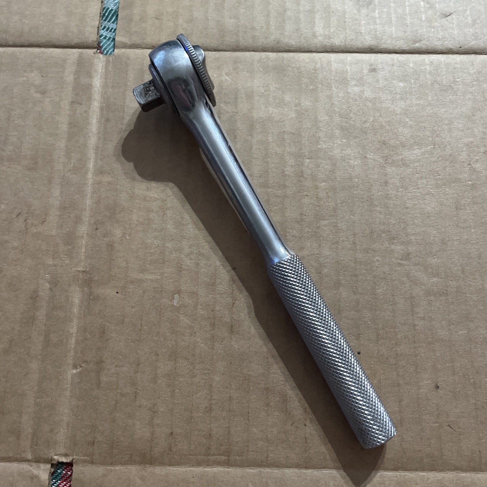 Vintage Unbranded 7-7/8” Long Ratchet 3/8″ Drive Round Head Knurled Handle Beefy