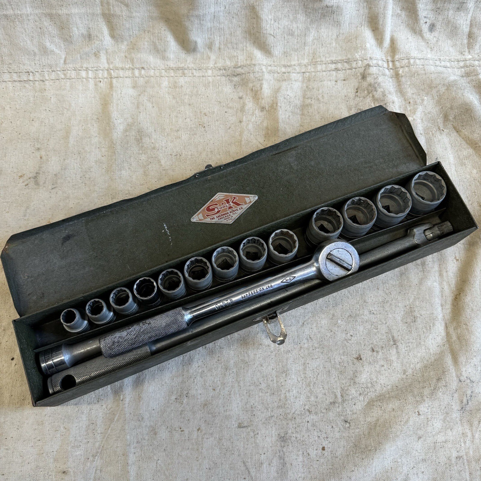 Vintage S-K Tools 17 pieces 1/2″ Drive SAE Socket Ratchet Set Metal Case.