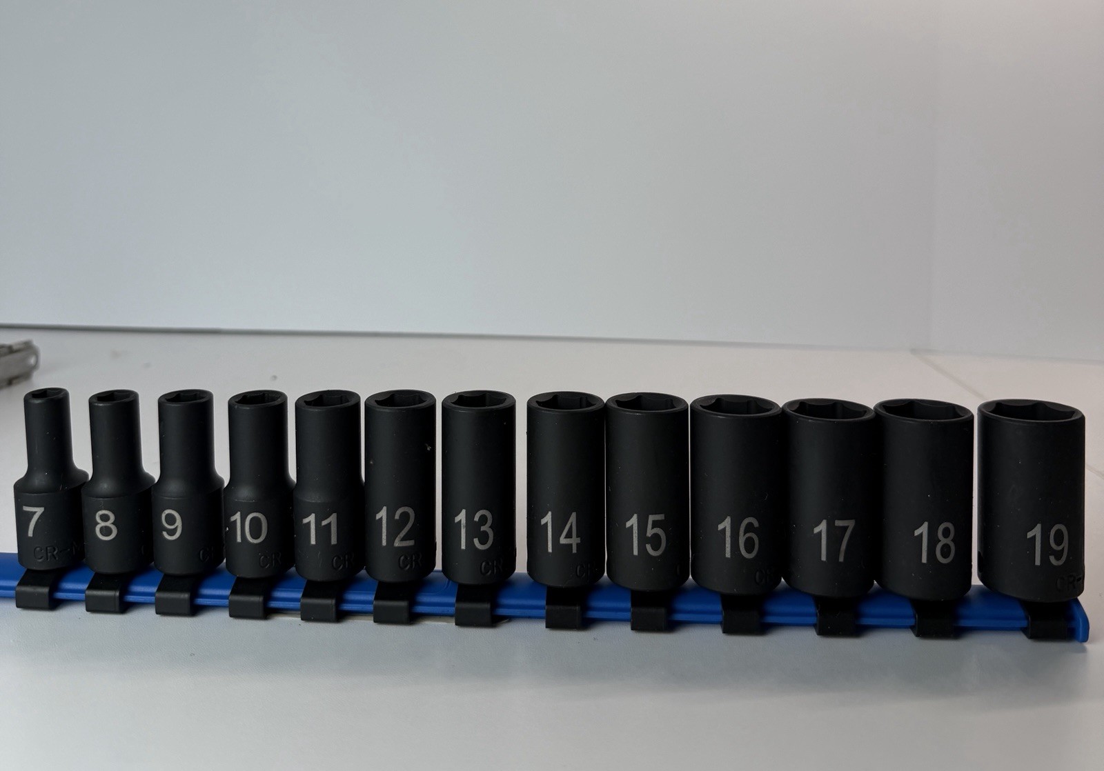 Matco Tools SBIPM136V 13 Piece 3/8″ Drive Metric 6 Point Mid Length Socket Set