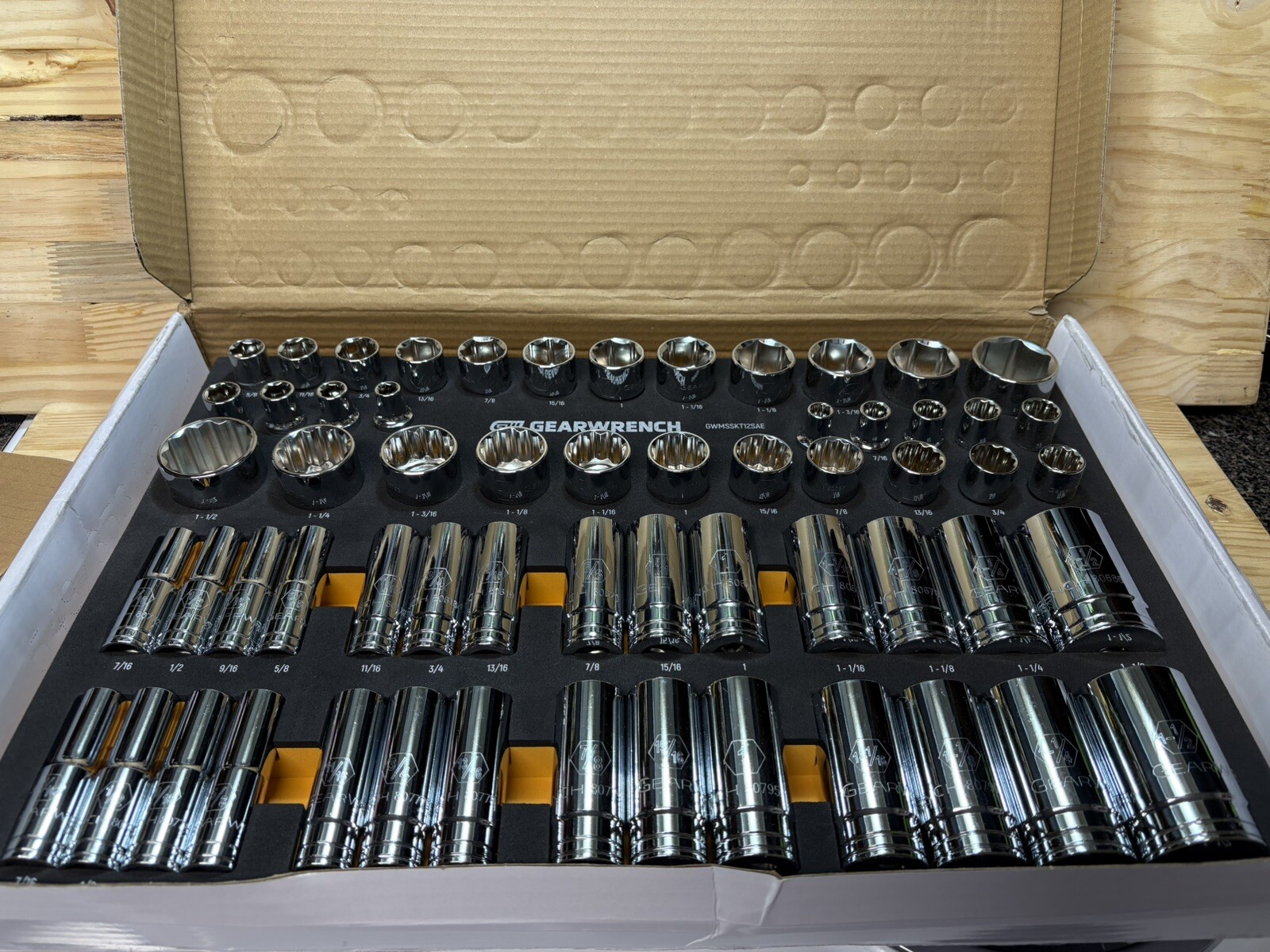 GearWrench 60 Piece Sae Standard And Deep Socket Set With Foam Storage Tray