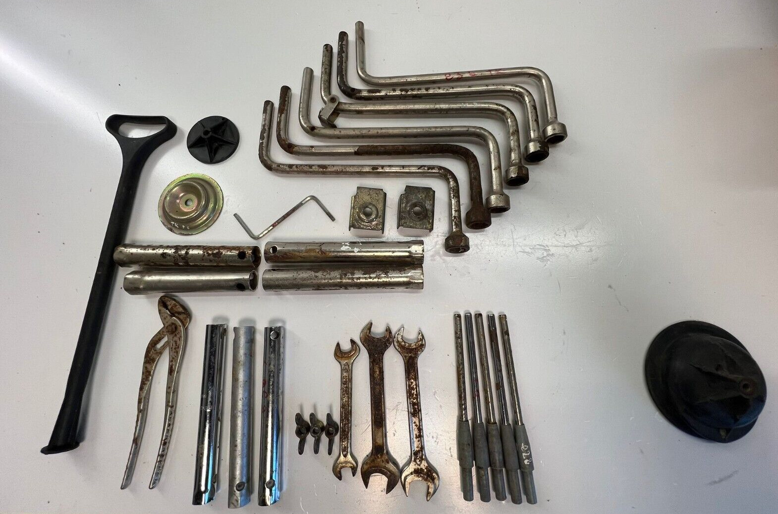 OEM BMW E3 E9 E12 E21 E23 E24 E28 E30 E36 HEYCO TOOL LOT — 32 PIECES — USED A