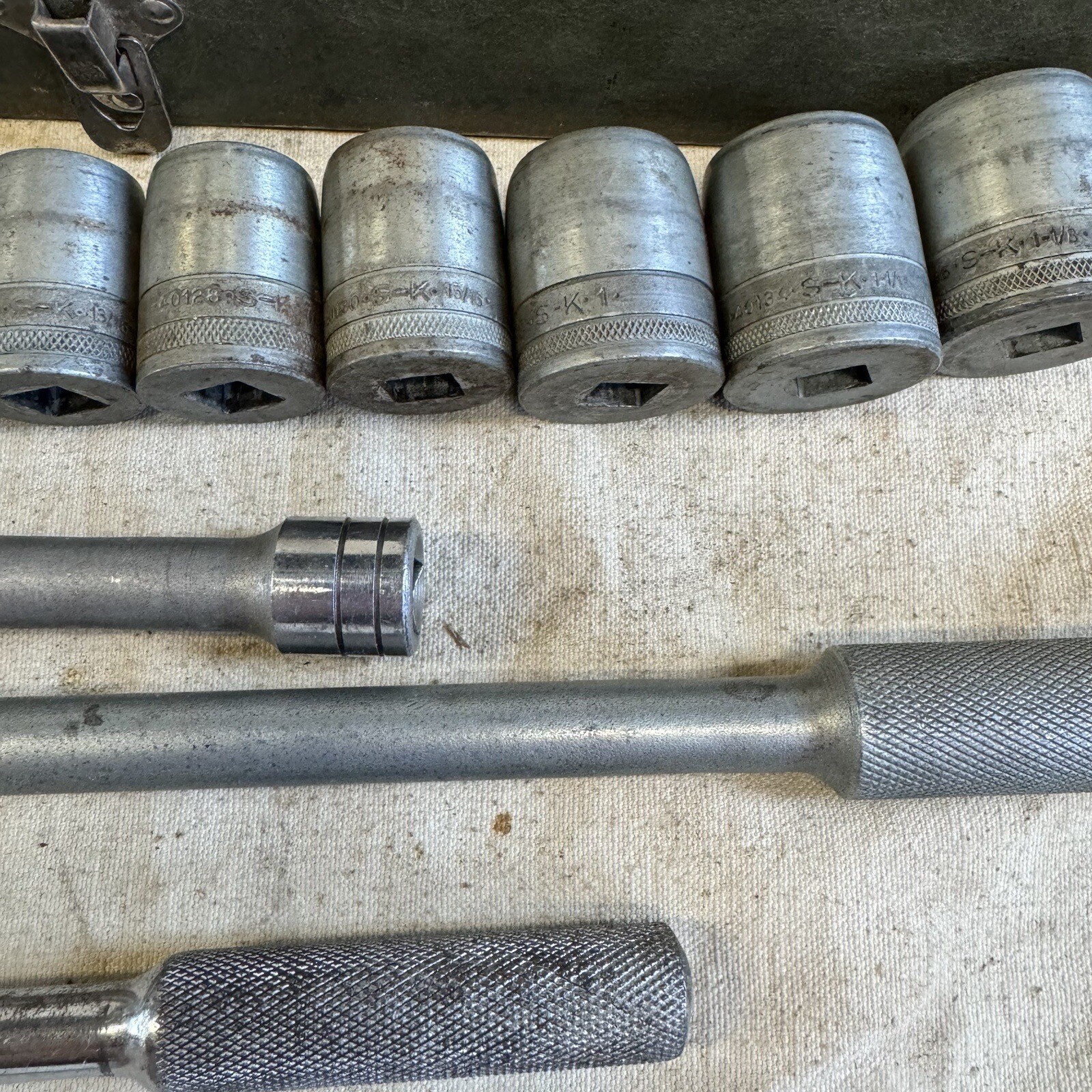 Vintage S-K Tools 17 pieces 1/2″ Drive SAE Socket Ratchet Set Metal Case.