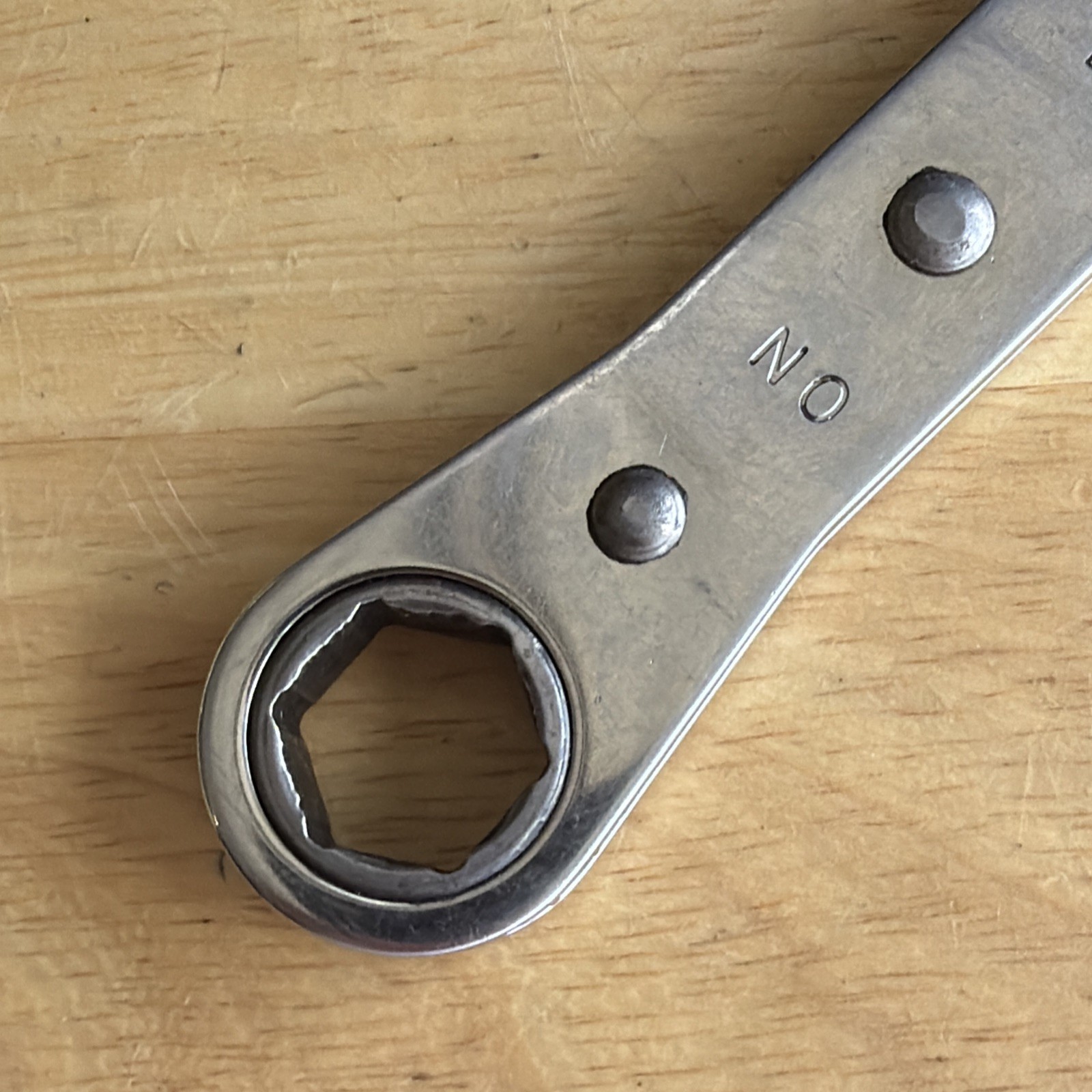 Snap On Tools 5/8″ x 11/16″ Ratcheting Box End Wrench 6 Point R2022S Vtg USA