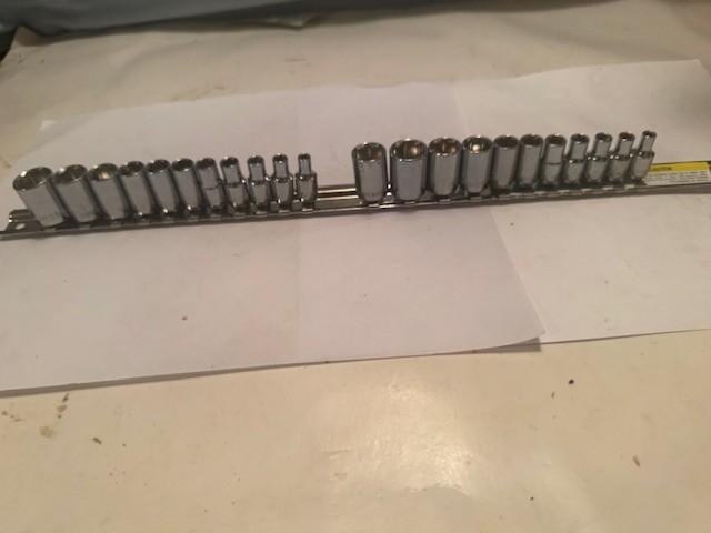 NEW – OPEN BOX CRESCENT 22 PC 1/4″ DRIVE 6 POINT METRIC / SAE SOCKET SET W/ RAIL