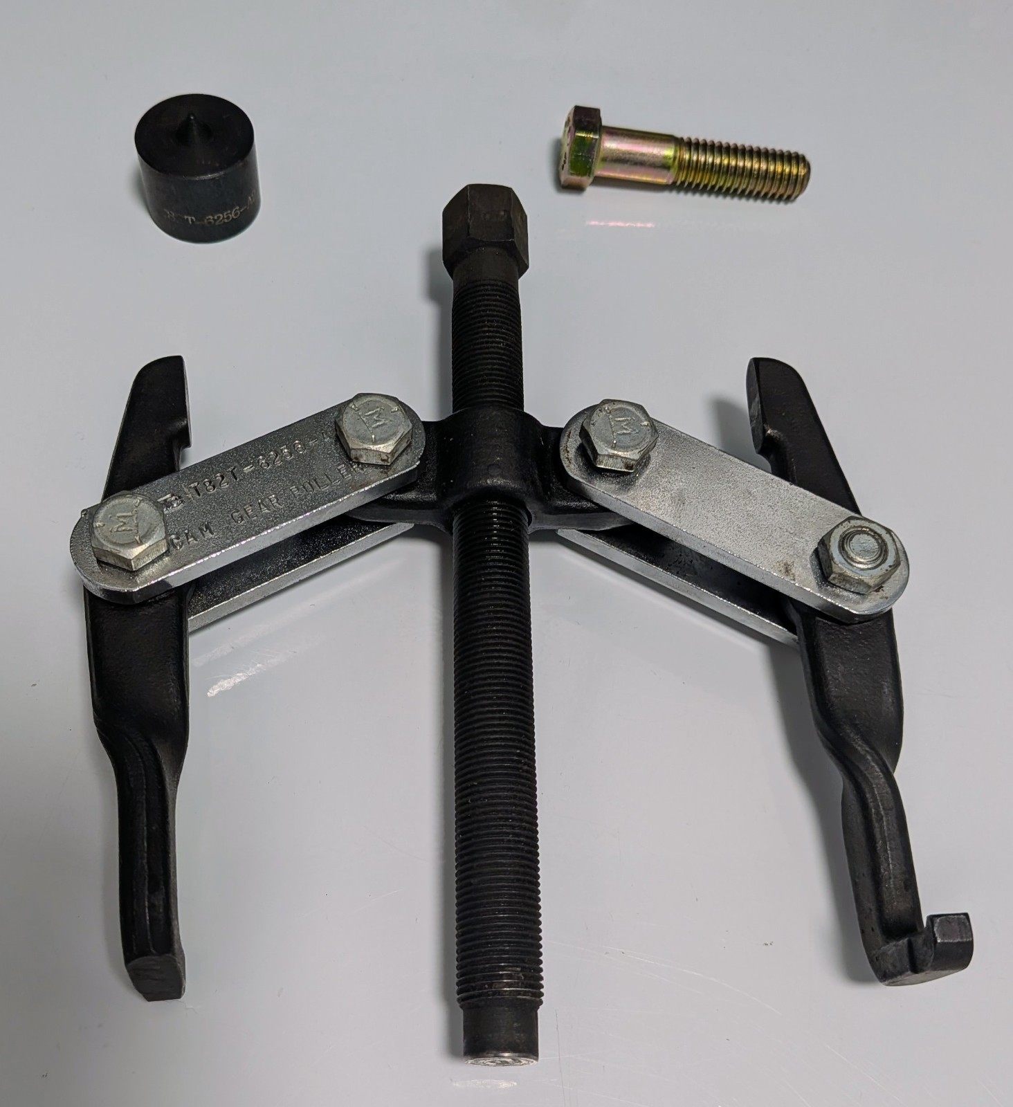 OTC T82T-6256-A Cam Gear puller & Shaft Protector 4.9 Ford