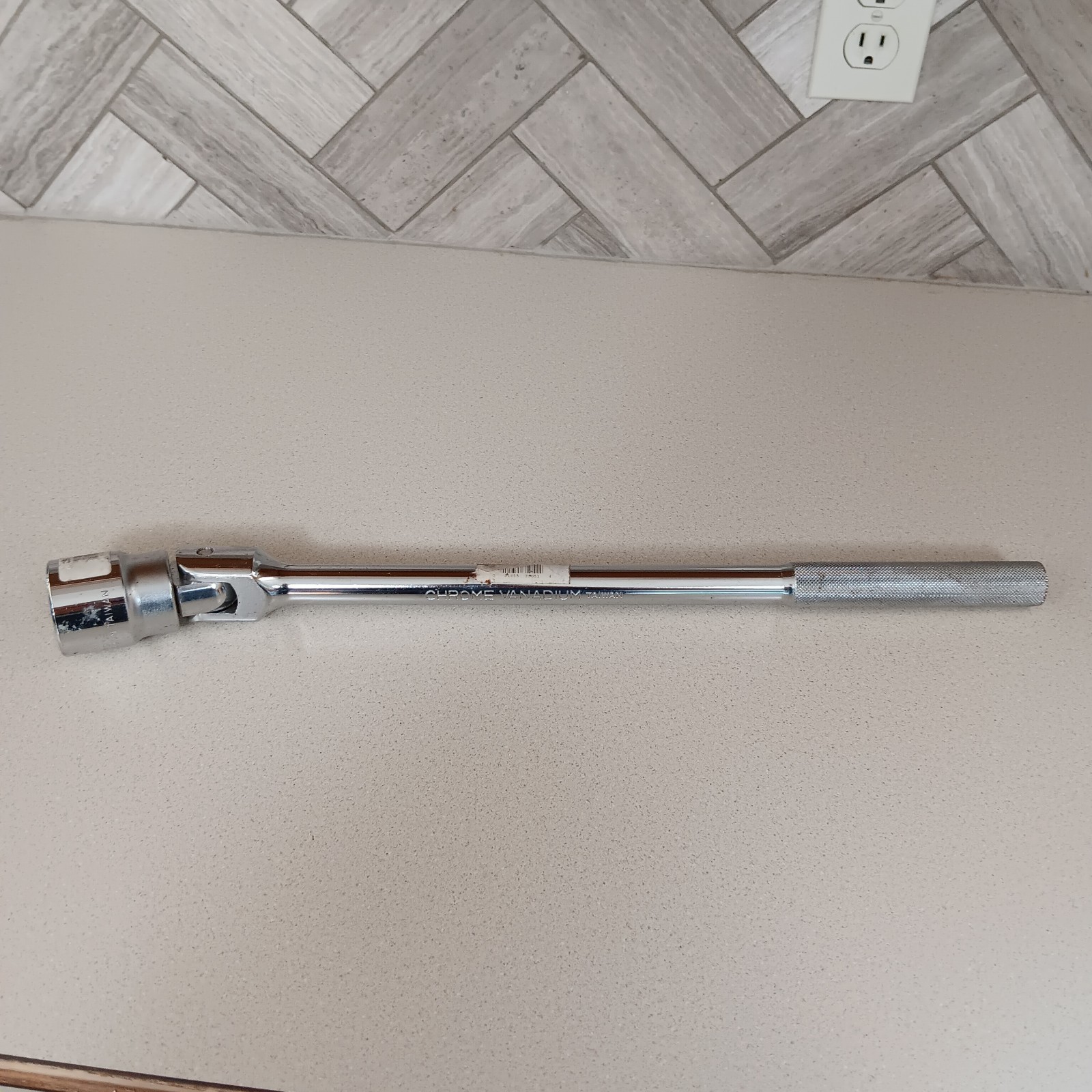18″Drive Breaker Bar 1/2 Drive Flexible Head Chrome Vanadium Steel W/1.5″ Socket