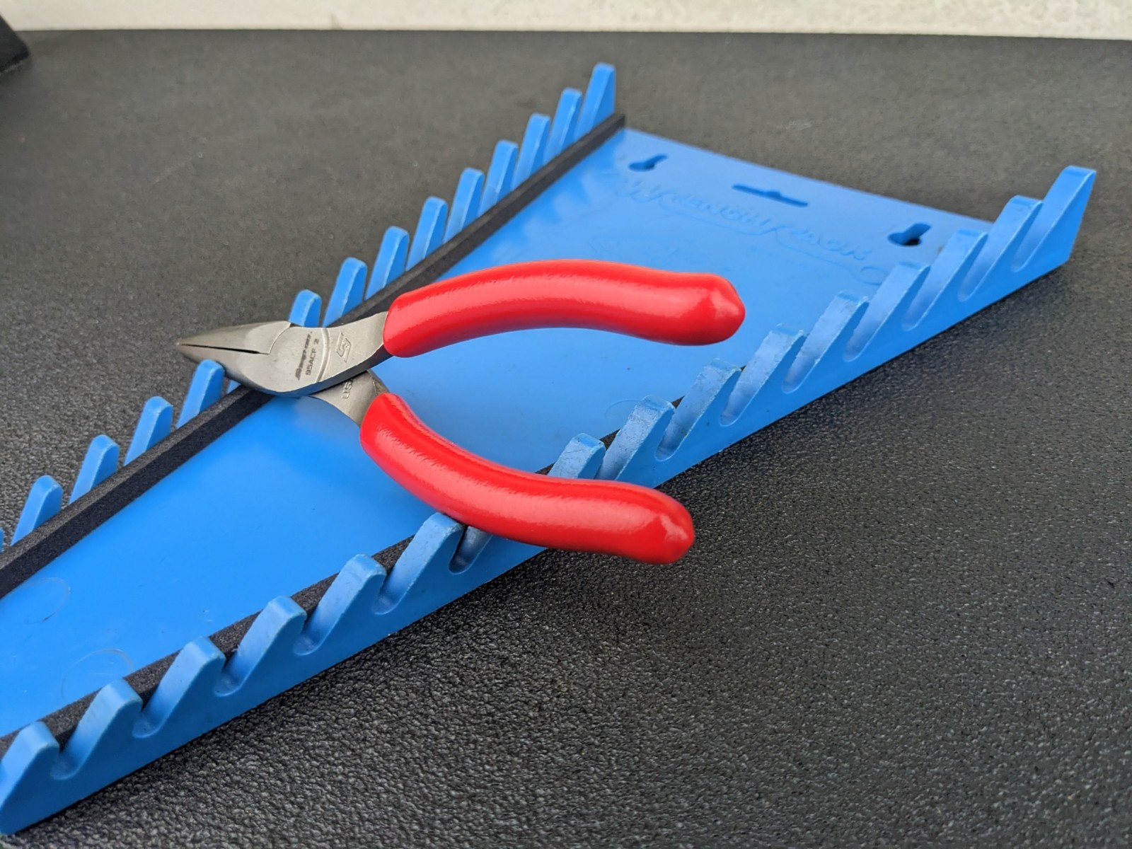 #bo690 Snap-on Tools USA RED 6″ Soft Grip Needle Nose Pliers 95ACF