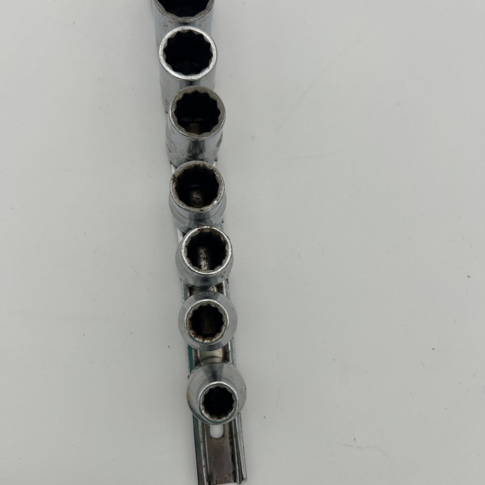 8 CRAFTSMAN USA 3/8″ DRIVE, METRIC SOCKET SET, 9,10,12,13,14,15,17,19mm-12 POINT