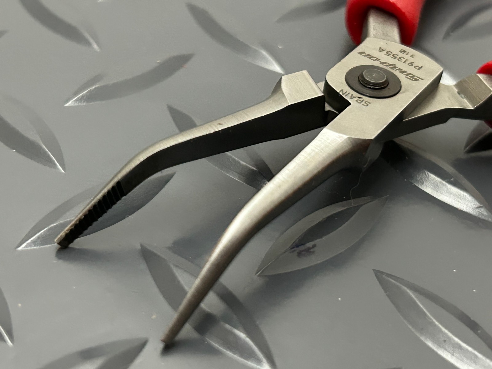 Snap-on Tools RED Soft Grip 5-1/2″ 45° Bent Needle Nose Precision Pliers P91355A