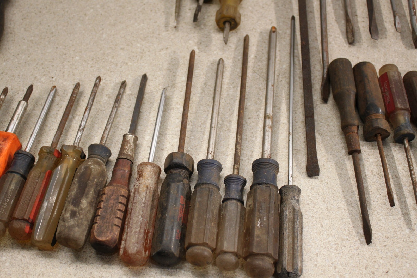 Lot Of Various Size Flat Head & Phillips Head Screwdrivers Vintage Old Tools9357