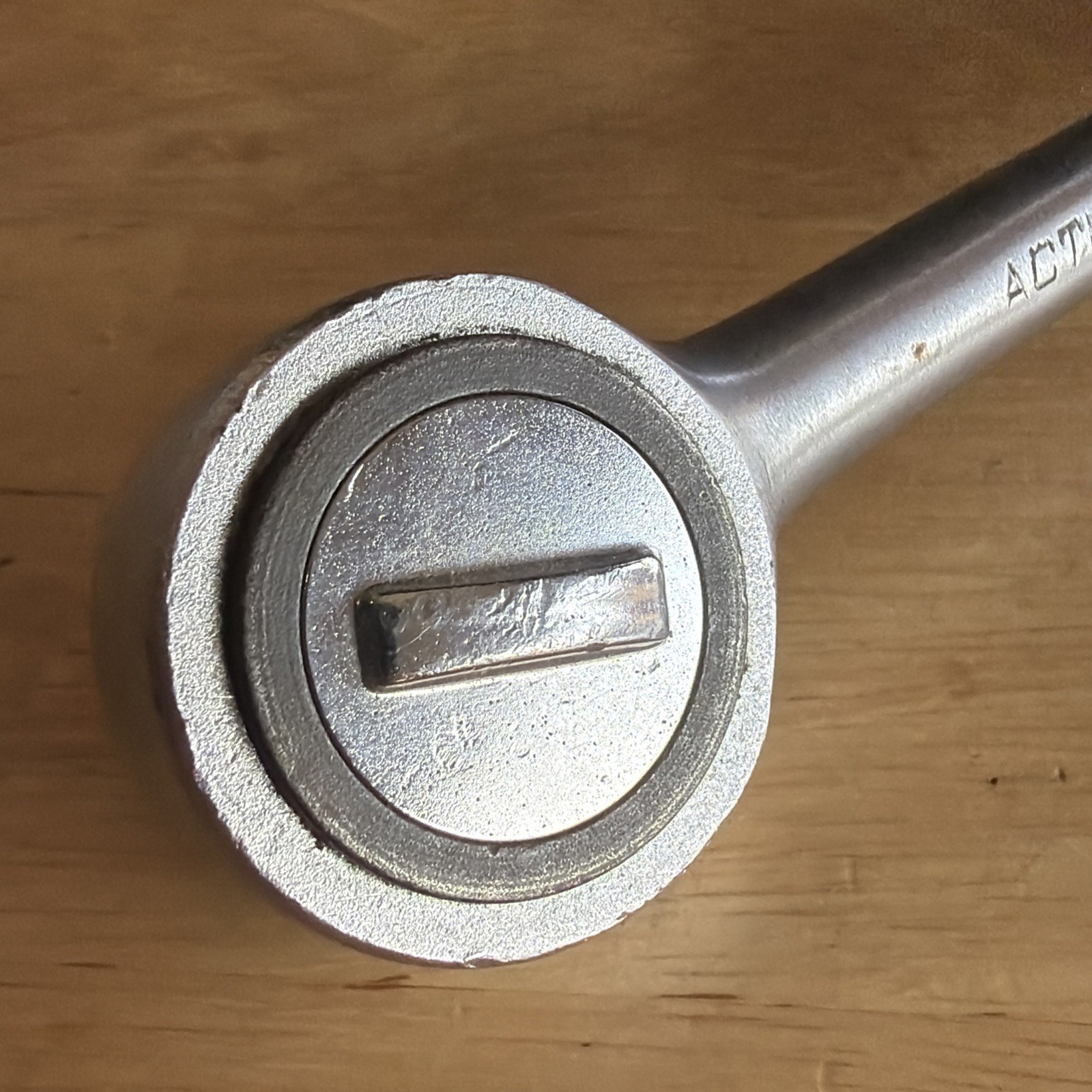 Action Tools 7-3/8″ Long Ratchet 3/8″ Drive Knurled Handl Round Head 77JA Vtg US
