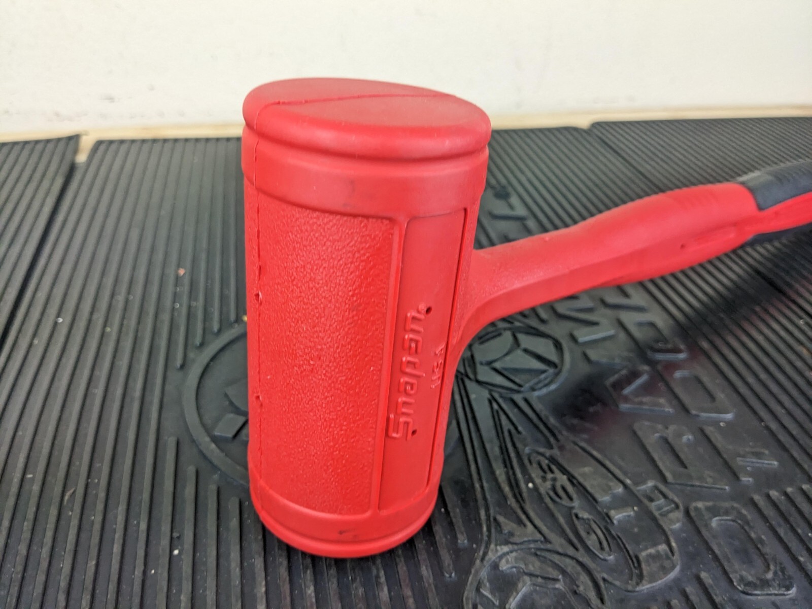 #ba202 NEW Snap-On HBFE48 Dead Blow 48-Ounce Soft Grip Hammer Red
