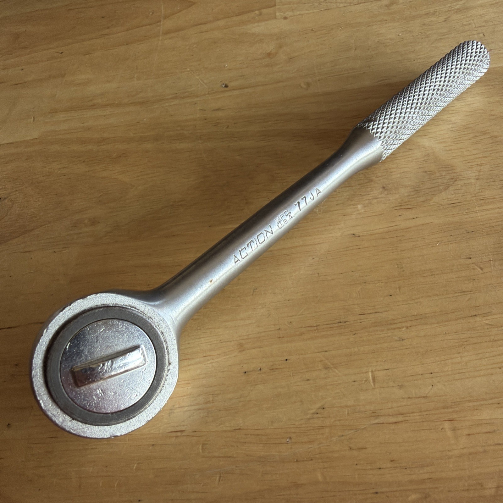 Action Tools 7-3/8″ Long Ratchet 3/8″ Drive Knurled Handl Round Head 77JA Vtg US
