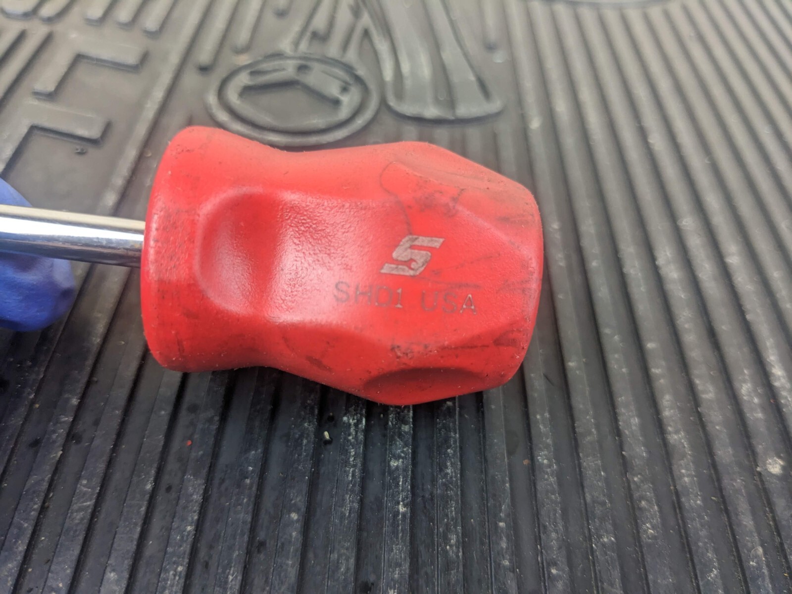 #az235 Snap on Tools SHD1 Stubby Hard Handle Flat Screwdriver RED