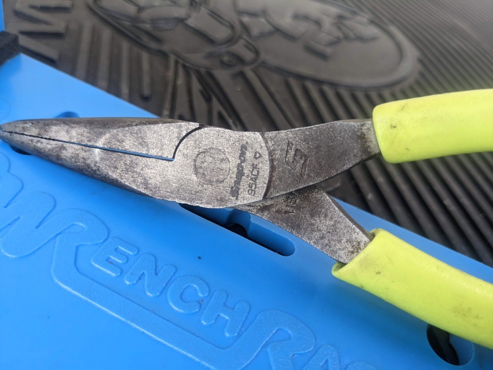 #az165 Snap-on Tools USA HI-VIZ 6″ Soft Grip Needle Nose Pliers 95ACFHV