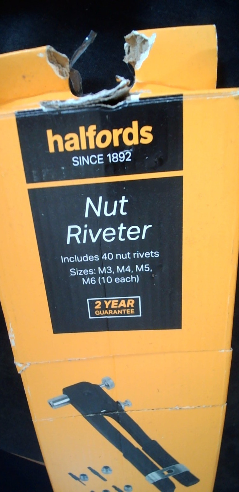 Halfords Nut Riveter. Includes 40 Nut Rivets M3, M4, M5, M6 (10 each) Box damage