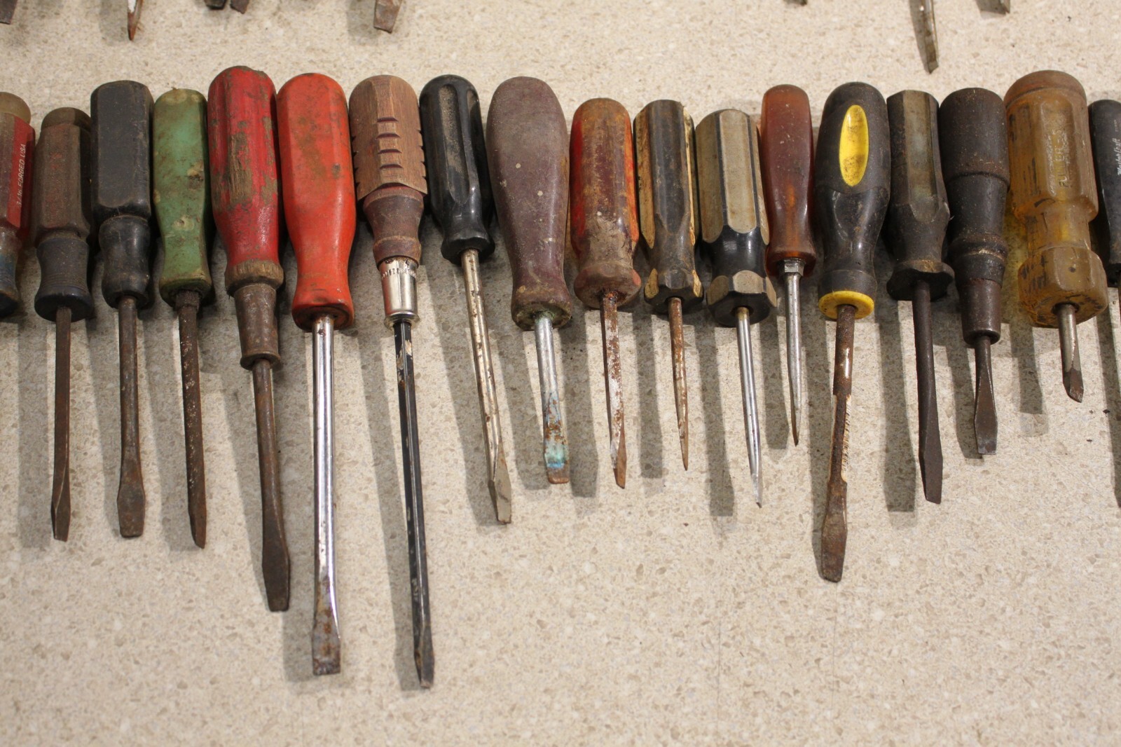 Lot Of Various Size Flat Head & Phillips Head Screwdrivers Vintage Old Tools9357