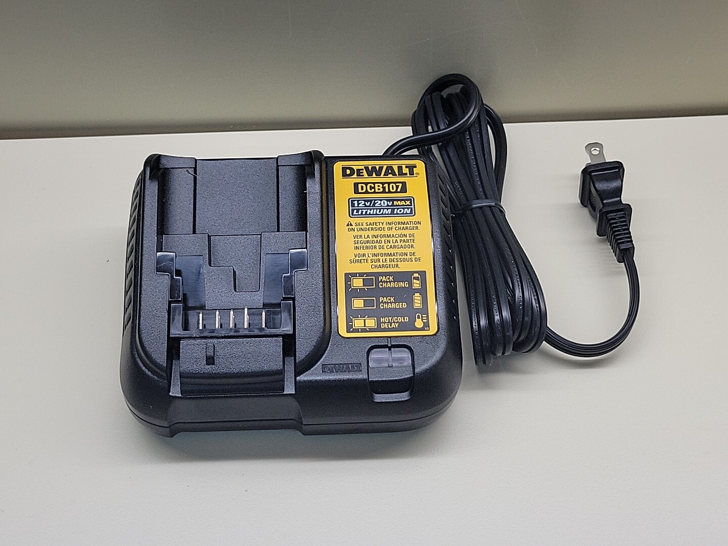 DEWALT DCB107 Lithium-Ion 12v 20v Battery Charger NEW