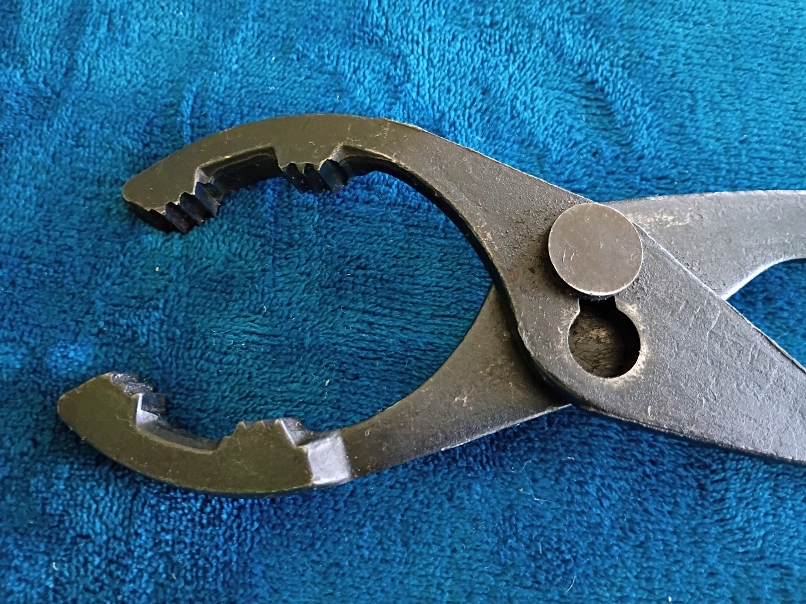 Blue Point USA Adjustable Slip Joint Oil Filter Pliers, 2.25″-4” YA4050B.