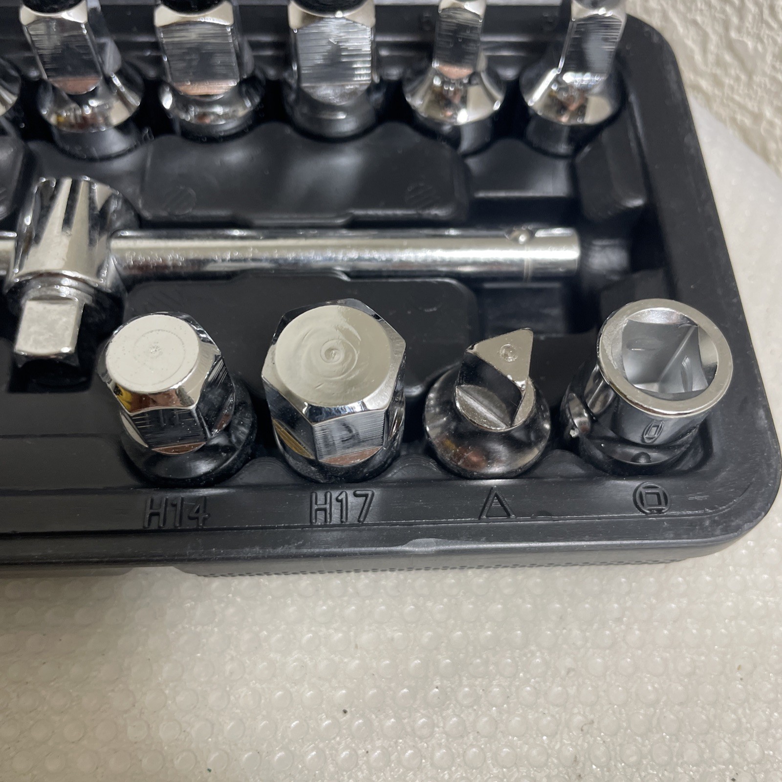 18 PCS Oil Drain Pipe Plug Square Triangle Socket 3/8» Drive Removal Tool Set