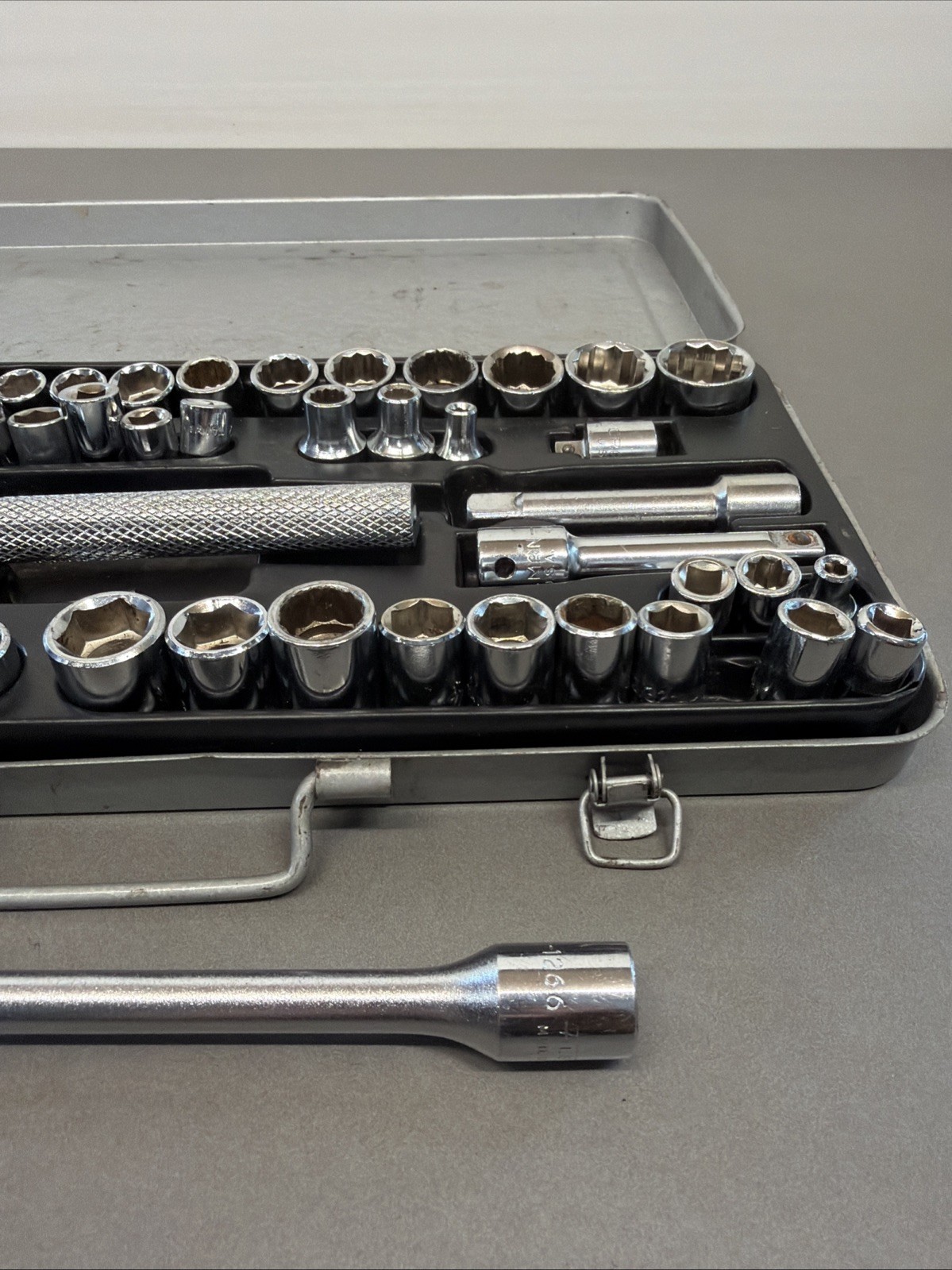 Vintage Socket Wrench Set Set In Metal Case Bt17