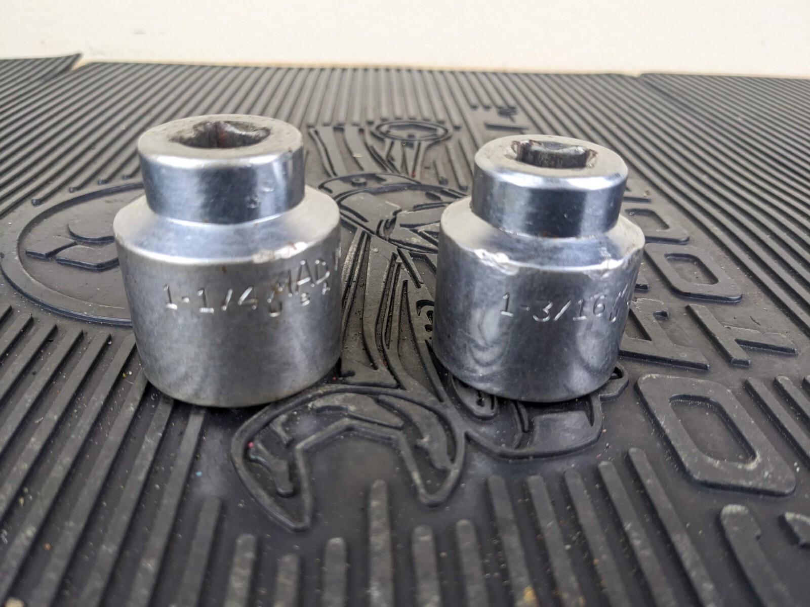 #ay557 Mac Tools V406 V386 1/2″ Drive 1-1/4″ and 1-3/16″ Chrome 6 Point Sockets