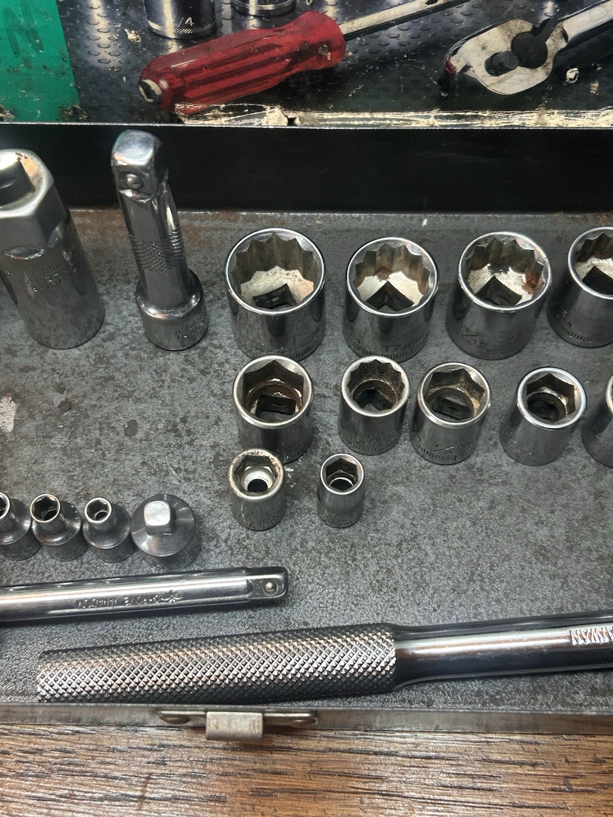 Vtg 32 Piece Socket Set 1/4″ & 3/8″ Chrome Van Metal Case Some Never Used Minus1