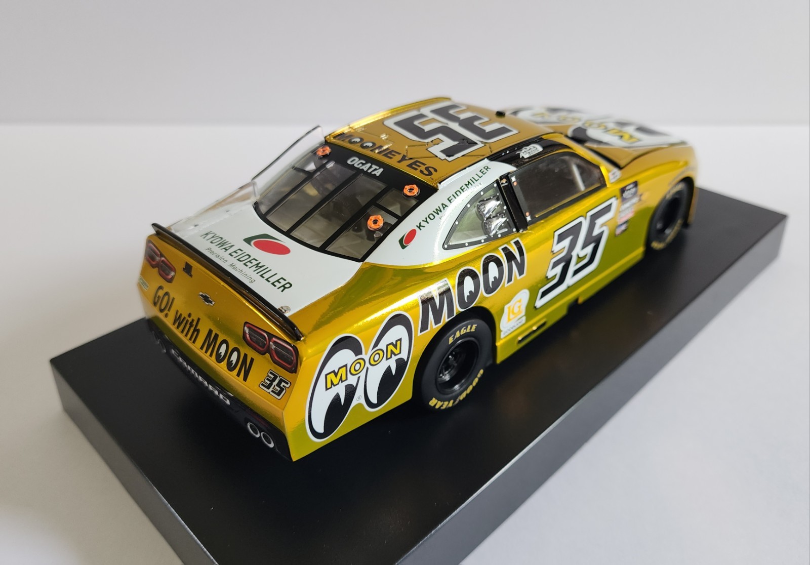 【Autographed】MOONEYES [Color Chrome] NASCAR Xfinity Camaro 1:24 scale