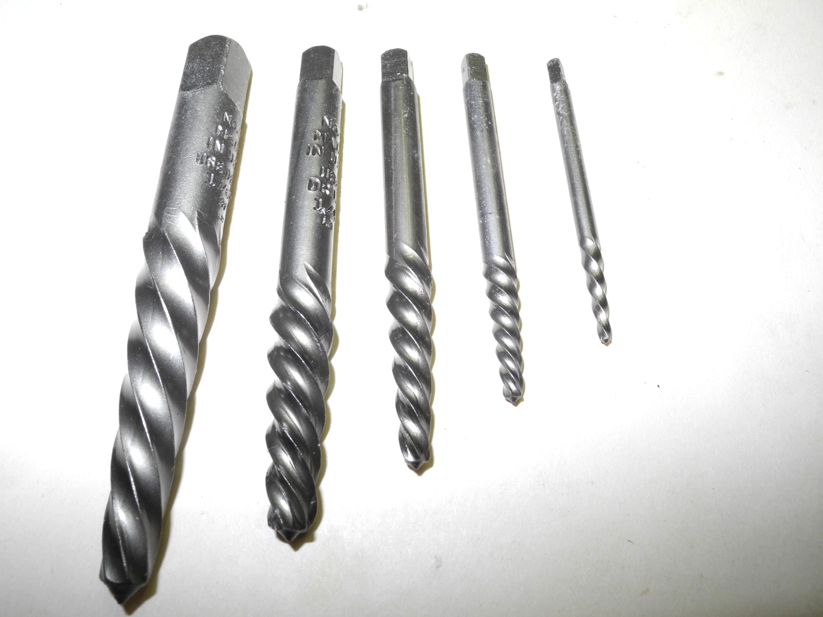 DAYTON 5 PIECE SPIRAL FLUTED SCREW EXTRACTOR SET, 1/4 – 3/4 UNUSED NOS IN CASE