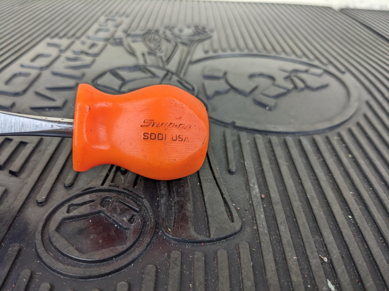 #bg902 Snap On SDD1 Stubby Flathead Screwdriver with Orange Hard Handle / USA